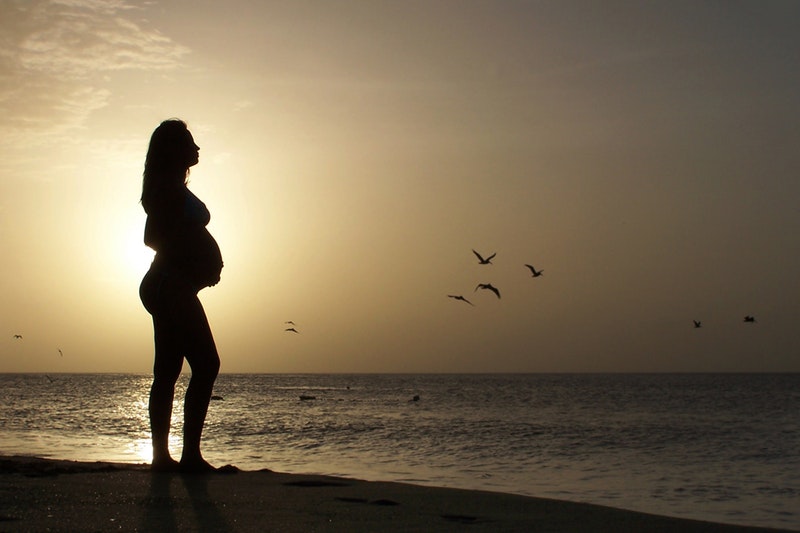 Zwangere Vrouw op het Strand