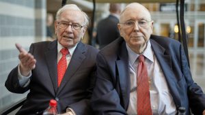 Charlie Munger en Warren Buffet zittend in de trein